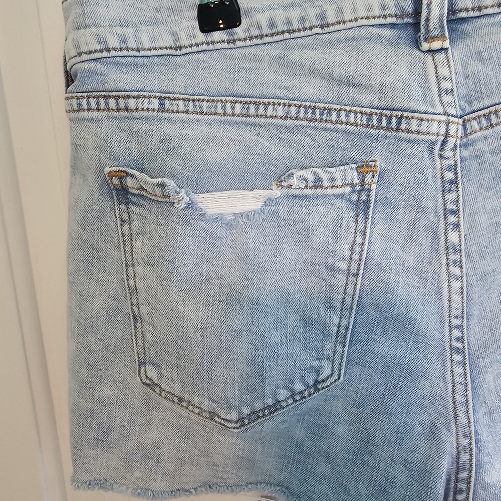 Old Navy Distressed Light Blue Denim Boyfriend Shorts Women's Sz 8 - Picture 7 of 10